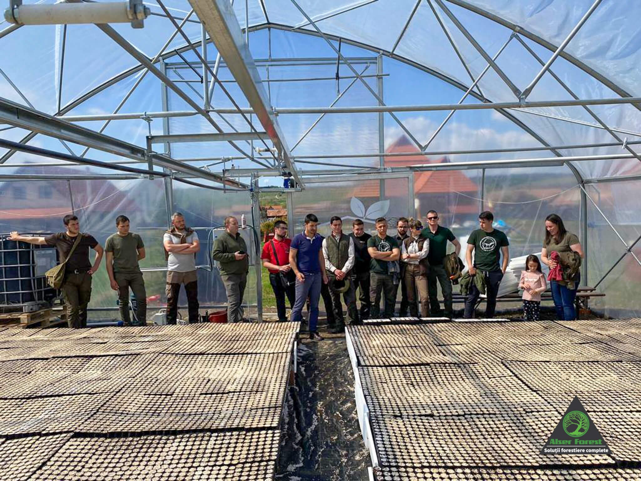 Colegul nostru, Ing. Lorand Csabai, de la departamentul de pepiniere silvice containerizate, a prezentat studenților de la Facultatea de Științe Tehnice și Umaniste din cadrul Universității Sapientia din Târgu-Mureș o pepinieră containerizată de molid, complet automatizată, cu o productivitate de 270.000 de puieți, ce pot fi plantați în pădure după un singur sezon de vegetație.