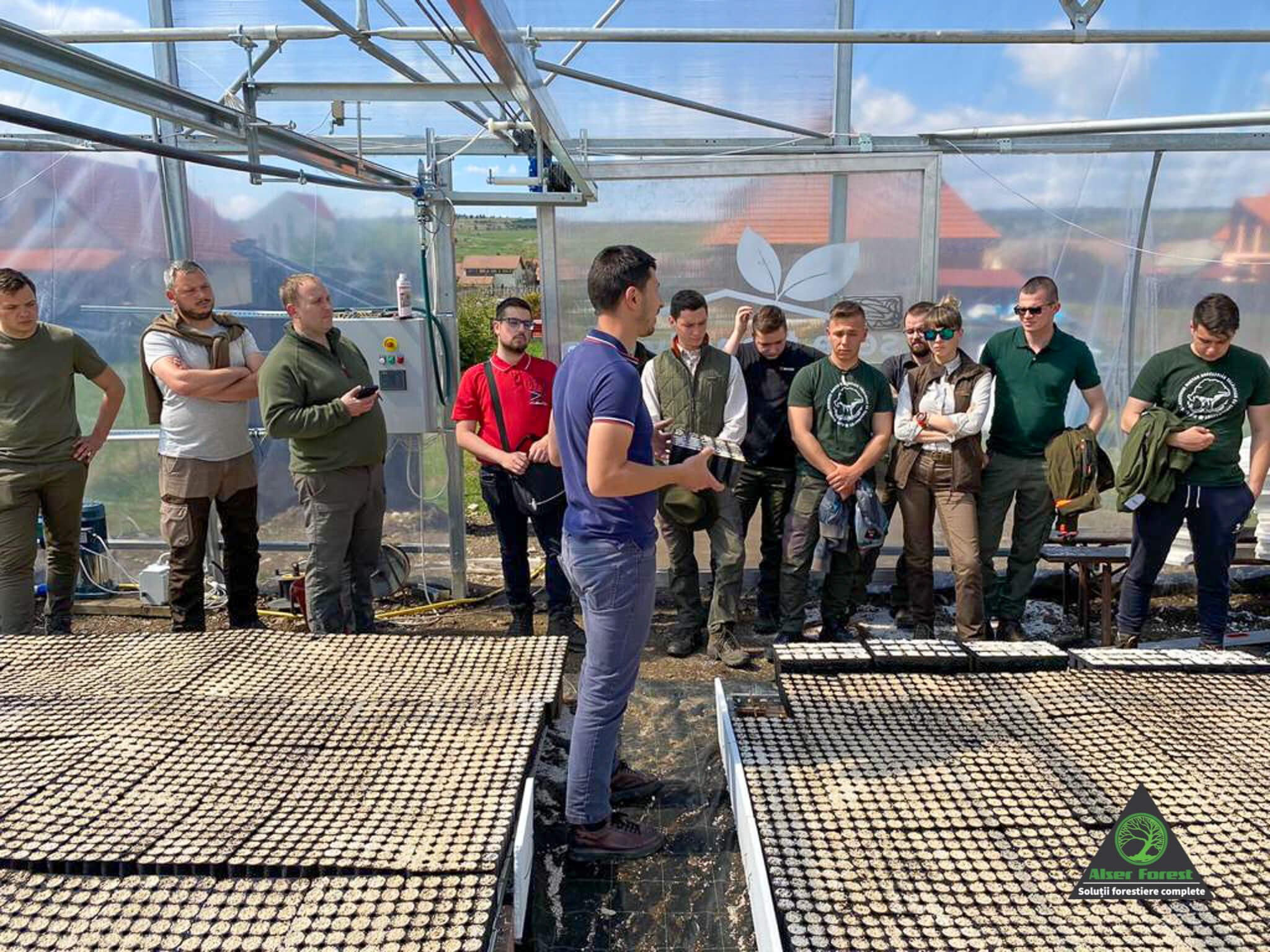 Colegul nostru, Ing. Lorand Csabai, de la departamentul de pepiniere silvice containerizate, a prezentat studenților de la Facultatea de Științe Tehnice și Umaniste din cadrul Universității Sapientia din Târgu-Mureș o pepinieră containerizată de molid, complet automatizată, cu o productivitate de 270.000 de puieți, ce pot fi plantați în pădure după un singur sezon de vegetație.
